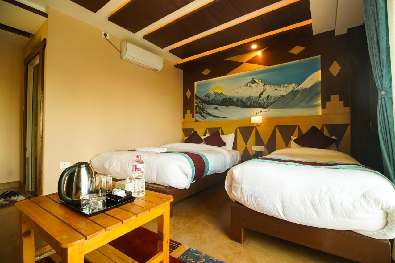 Hotel Satkar Pvt Ltd Pokhara Esterno foto